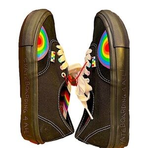 NWT 2023 VANS Skate Authentic 'Pride' Black sneaker with rainbow 🌈 M8 W9.5